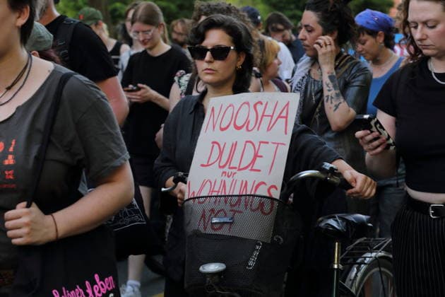 Eine Demonstrantin läuft mit Schild Noosha duldet nur Wohnungsnot in der Leipziger Straße während einer Demonstration gegen die Räumung des ehemals besetzten Hauses Tornowstraße 40, Potsdam, 26. Mai 2026. Hausbesetzer-Demo in Potsdam *** A demonstrator walks with a sign Noosha only tolerates housing shortage in Leipziger Straße during a demonstration against the eviction of the formerly squatted house Tornowstraße 40, Potsdam, May 26, 2026 Squatter demonstration in Potsdam
