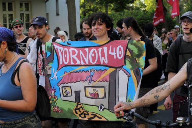 Eine Demonstrantin läuft mit Schild Tornow 40 lebt in der Leipziger Straße während einer Demonstration gegen die Räumung des ehemals besetzten Hauses Tornowstraße 40, Potsdam, 26. Mai 2026. Hausbesetzer-Demo in Potsdam *** A demonstrator walks with a sign Tornow 40 lives in Leipziger Straße during a demonstration against the eviction of the formerly squatted house Tornowstraße 40, Potsdam, May 26, 2026 Squatter demonstration in Potsdam