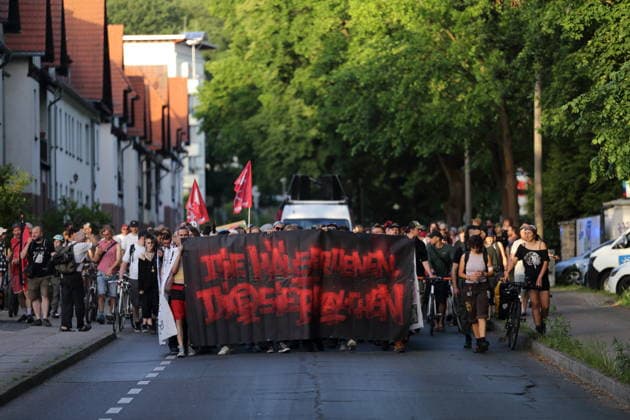 News Bilder des Tages #2 Demonstranten laufen mit Banner Die Häuser denen, die sie brauchen in der Templiner Straße während einer Demonstration gegen die Räumung des ehemals besetzten Hauses Tornowstraße 40, Potsdam, 26. Mai 2026. Hausbesetzer-Demo in Potsdam *** Protesters walk with banner Die Häuser denen sie brauchen in Templiner Straße during a demonstration against the eviction of the formerly squatted house Tornowstraße 40, Potsdam, May 26, 2026 Squatters demonstration in Potsdam