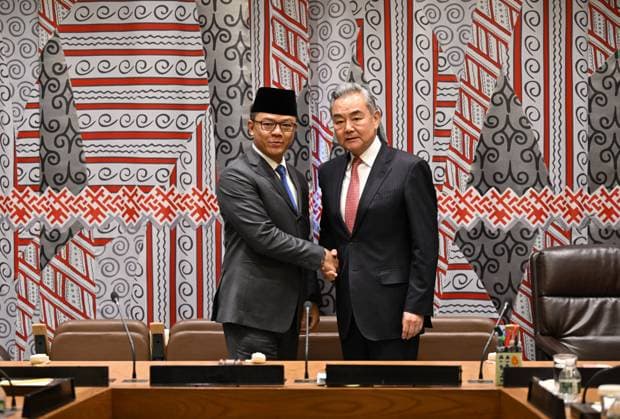 News Bilder des Tages #2 (260527) -- UNITED NATIONS, May 27, 2026 -- Chinese Foreign Minister Wang Yi, also a member of the Political Bureau of the Communist Party of China Central Committee, meets with Indonesian Foreign Minister Sugiono on the sidelines of a UN Security Council high-level meeting in New York, on May 26, 2026. ) UN-CHINA-WANG YI-INDONESIA-FM-MEETING LixRui 