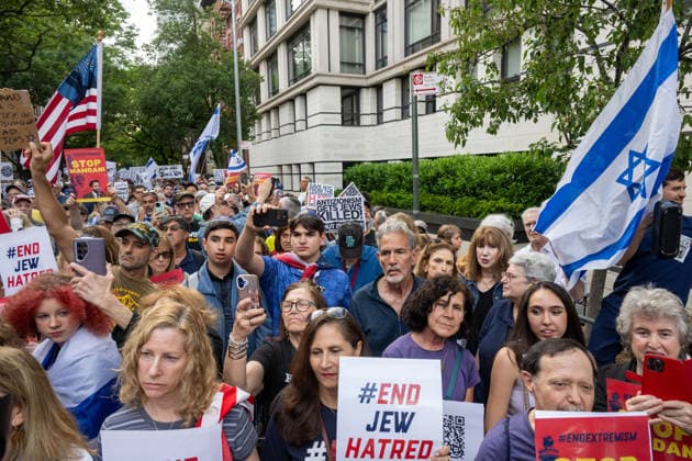 Jews Protest Mayor Mamdani Antisemitism Support Outside Gracie Mansion in New York, USA - 26 May 2026 Hundreds of Jewish New Yorkers and allies holding placards and flags protest calling for the removal of New York City Mayor Zohran Mamdani outside Gracie Mansion. New York United States Copyright: xRonxAdarx xSOPAxImagesx _radar_anti-mamdani_20260526_00233