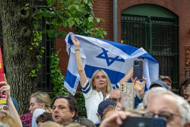 Jews Protest Mayor Mamdani Antisemitism Support Outside Gracie Mansion in New York, USA - 26 May 2026 A woman holds an Israeli flag as hundreds of Jewish New Yorkers and allies protest calling for the removal of New York City Mayor Zohran Mamdani outside Gracie Mansion. New York United States Copyright: xRonxAdarx xSOPAxImagesx _radar_anti-mamdani_20260526_00257