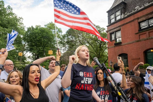 Jews Protest Mayor Mamdani Antisemitism Support Outside Gracie Mansion in New York, USA - 26 May 2026 Jayne Zirkle speaks as hundreds of Jewish New Yorkers and allies protest calling for the removal of New York City Mayor Zohran Mamdani outside Gracie Mansion. New York United States Copyright: xRonxAdarx xSOPAxImagesx _radar_anti-mamdani_20260526_00420