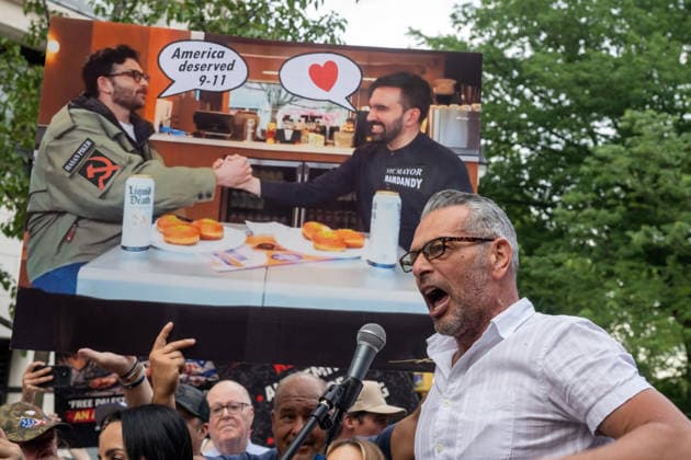 Jews Protest Mayor Mamdani Antisemitism Support Outside Gracie Mansion in New York, USA - 26 May 2026 Artist Scott LoBaido speaks as hundreds of Jewish New Yorkers and allies protest calling for the removal of New York City Mayor Zohran Mamdani outside Gracie Mansion. New York United States Copyright: xRonxAdarx xSOPAxImagesx _radar_anti-mamdani_20260526_00657