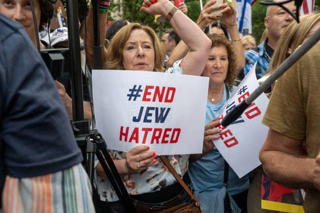 Jews Protest Mayor Mamdani Antisemitism Support Outside Gracie Mansion in New York, USA - 26 May 2026 Hundreds of Jewish New Yorkers and allies holding placards protest calling for the removal of New York City Mayor Zohran Mamdani outside Gracie Mansion on May 26, 2026 in New York City. New York United States Copyright: xRonxAdarx xSOPAxImagesx _radar_anti-mamdani_20260526_00676