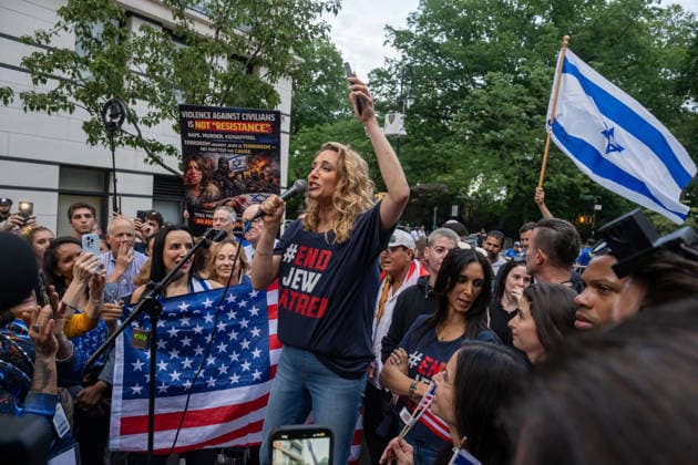 Jews Protest Mayor Mamdani Antisemitism Support Outside Gracie Mansion in New York, USA - 26 May 2026 Brooke Goldstein, a Miami-based human rights attorney, author, and award-winning filmmaker, speaks as hundreds of Jewish New Yorkers and allies protest calling for the removal of New York City Mayor Zohran Mamdani outside Gracie Mansion. New York United States Copyright: xRonxAdarx xSOPAxImagesx _radar_anti-mamdani_20260526_01014