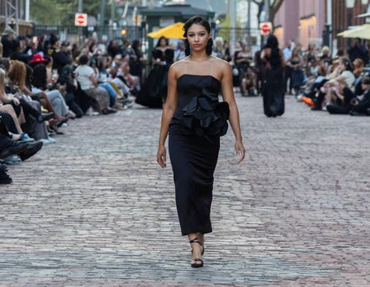 (260527) -- TORONTO, May 27, 2026 -- A model presents a creation on a pedestrian street during the Fashion Art Toronto s Fashion Week Spring Summer 2026 in Toronto, Canada, on May 26, 2026. (Photo by Xinhua) CANADA-TORONTO-FASHION WEEK ZouxZheng 