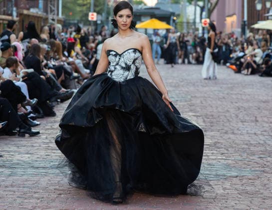 (260527) -- TORONTO, May 27, 2026 -- A model presents a creation on a pedestrian street during the Fashion Art Toronto s Fashion Week Spring Summer 2026 in Toronto, Canada, on May 26, 2026. (Photo by Xinhua) CANADA-TORONTO-FASHION WEEK ZouxZheng 