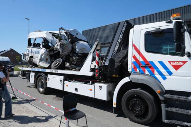 Several Injured in A Collision Between a School Bus and A Train - Belgium In Belgium, a collision between a school bus and a train left four people dead, including two children, on May 26, 2026. The damaged minibus was evacuated after being struck by a train in Buggenhout at a railroad crossing. Photo by Monasse T ANDBZ ABACAPRESS.COM Belgium  Copyright: xMonassexThierry ANDBZ ABACAx
