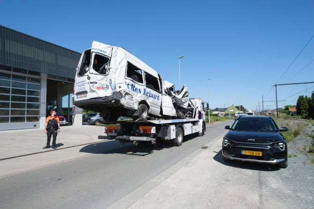 Several Injured in A Collision Between a School Bus and A Train - Belgium In Belgium, a collision between a school bus and a train left four people dead, including two children, on May 26, 2026. The damaged minibus was evacuated after being struck by a train in Buggenhout at a railroad crossing. Photo by Monasse T ANDBZ ABACAPRESS.COM Belgium  Copyright: xMonassexThierry ANDBZ ABACAx