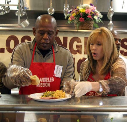 The Los Angeles Mission Serves Easter a Good Friday meal for The Homeless on Skid Row Forest Whitaker and Leeza Gibbons at The Los Angeles Mission Serves Easter a Good Friday meal for The Homeless on Skid Row, in Los Angeles, California, on April 14, 2006 Photo by Milan Ryba Hollywood California U.S. Copyright: xMilanxRybax