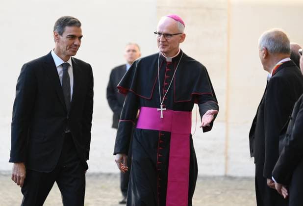 May 27, 2026, Vatican City, VATICAN: Spanish Prime Minister Pedro Sanchez is welcomed as he arrives for a private audience with Pope Leo XIV at the San Damaso Courtyard in Vatican City, 27 May 2026. ANSA ETTORE FERRARI Vatican City VATICAN  - ZUMAa110 20260527_zaf_a110_001 Copyright: xEttorexFerrarix