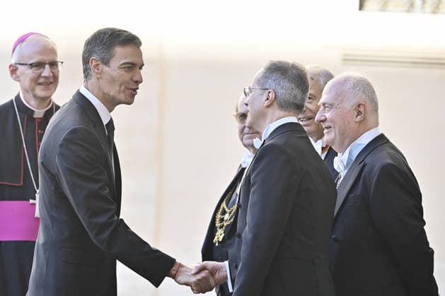 Pedro Sanchez at the Vatican to meet Pope Leo XIV VATICAN CITY, VATICAN, MAY 27: Spain s Prime Minister Pedro Sanchez (L) greets Papal Gentlemen in St. Damaso courtyard as he arrives for his meetings with Pope Leo XIV and with Vatican Secretary of State Cardinal Pietro Parolin, at the Vatican, on May 27, 2026. Isabella Bonotto Anadolu Vatican City Vatican. Editorial use only. Please get in touch for any other usage.  Copyright: x2026xAnadoluxIsabellaxBonottox
