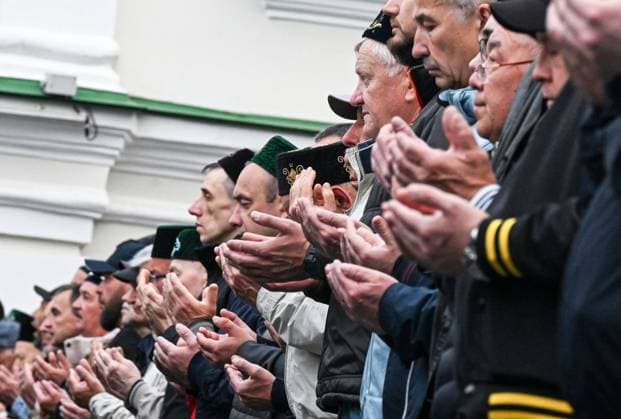 Russia Religion Eid Al-Adha 9174277 27.05.2026 Muslim devotees attend Eid al-Adha prayers, marking the end of the hajj pilgrimage, at the Al-Mardjani Mosque in the Old Tatar Quarter in Kazan, Republic of Tatarstan, Russia. Maksim Bogodvid Sputnik Kazan Republic of Tatarstan Russia  Copyright: xMaksimxBogodvidx