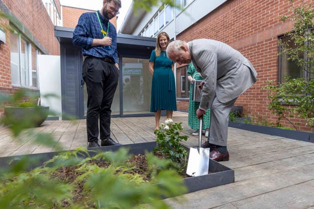 . 26 05 2026. York, United Kingdom. King Charles III during a visit to the Sir Robert Ogden Macmillan Cancer Centre in York, United Kingdom  xPoolx xi-Imagesx IIM-26792-0018