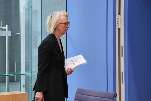 Berlin, Deutschland, 27.05.2026: Bundespressekonferenz: Vorstellung des Frühjahrsgutachten 2026 - Sachverständigenrat zur Begutachtung der gesamtwirtschaftlichen Entwicklung: Monika Schnitzer *** Berlin, Germany, 27 05 2026 Federal Press Conference Presentation of the Spring Report 2026 German Council of Economic Experts Monika Schnitzer Copyright: xdtsxNachrichtenagenturx dts_120803
