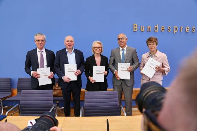 Berlin, Deutschland, 27.05.2026: Bundespressekonferenz: Vorstellung des Frühjahrsgutachten 2026 - Sachverständigenrat zur Begutachtung der gesamtwirtschaftlichen Entwicklung: L-R: Martin Werding, Achim Truger, Monika Schnitzer, Gabriel Felbermayr, Veronika Grimm *** Berlin, Germany, 27 05 2026 Federal Press Conference Presentation of the Spring Report 2026 German Council of Economic Experts L R Martin Werding, Achim Truger, Monika Schnitzer, Gabriel Felbermayr, Veronika Grimm Copyright: xdtsxNachrichtenagenturx dts_120800
