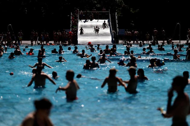 Im Kölner Stadionbad genießen Badegäste bei sommerlichen Temperaturen die Freibad-Saison. Das Rheinland ächzt unter heißem Wetter zu Pfingsten: Der Deutsche Wetterdienst warnt bereits vor Hitzegewittern. Köln, 25.05.2026 NRW Deutschland *** In Colognes Stadionbad, swimmers enjoy the outdoor pool season in summer temperatures The Rhineland is groaning under the hot weather at Whitsun The German Weather Service is already warning of heat storms Cologne, 25 05 2026 NRW Germany Copyright: xChristophxHardtx