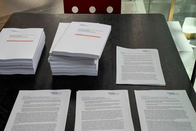 ABB BPK-GUTACHTEN - in Druckform Vorstellung des Fruehjahrsgutachten 2026 Sachverstaendigenrat zur Begutachtung der gesamtwirtschaftlichen Entwicklung auf der BPK Bundespressekonferenz in Berlin am 27.05.2026 Berlin Deutschland *** ABB BPK GUTACHTEN in print form Presentation of the 2026 Spring Report by the German Council of Economic Experts at the BPK Federal Press Conference in Berlin on 27 05 2026 Berlin Germany