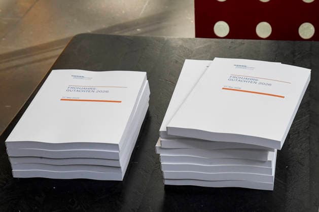 ABB BPK-GUTACHTEN - in Druckform Vorstellung des Fruehjahrsgutachten 2026 Sachverstaendigenrat zur Begutachtung der gesamtwirtschaftlichen Entwicklung auf der BPK Bundespressekonferenz in Berlin am 27.05.2026 Berlin Deutschland *** ABB BPK GUTACHTEN in print form Presentation of the 2026 Spring Report by the German Council of Economic Experts at the BPK Federal Press Conference in Berlin on 27 05 2026 Berlin Germany