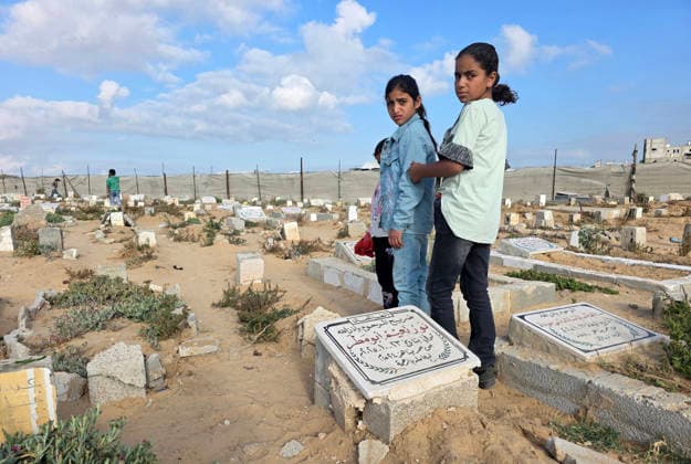 Orphaned Palestinian children visit graves of parents on Eid al-Adha Orphaned Palestinian children visit the graves of their parents, whom they lost during the war, on the first day of Eid al-Adha at a cemetery in Khan Younis in the southern Gaza Strip on May 27, 2026. Photo by Tariq Mohammad APA Images Khan Yunis Gaza Strip Palestinian Territory 270526_Khan_Yunis_TM_01(6) Copyright: xapaimagesxTariqxMohammad xapaimagesx