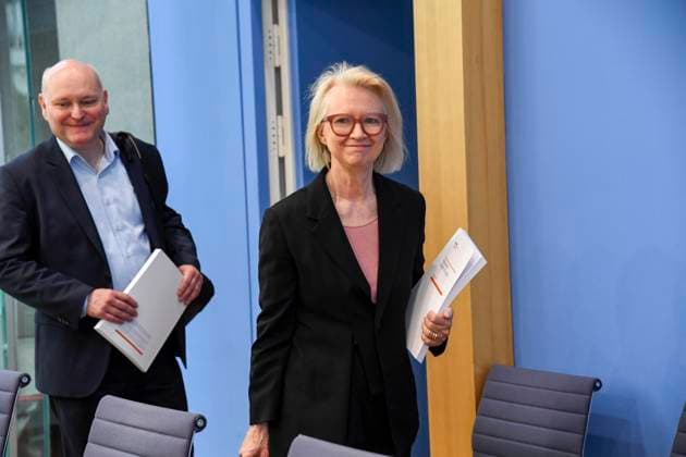 ABB BPK-GUTACHTEN Prof. Dr. Achim Truger Monika Schnitzer, Vorsitzende Bericht zum Thema Vorstellung des Fruehjahrsgutachten 2026-Sachverstaendigenrat zur Begutachtung der gesamtwirtschaftlichen Entwicklung auf der BPK Bundespressekonferenz in Berlin am 27.05.2026 Berlin Deutschland *** ABB BPK GUTACHTEN Prof Dr Achim Truger Monika Schnitzer, Chairwoman Report on the presentation of the Fruehjahrsgutachten 2026 Sachverstaendigenrat zur Begutachtung der gesamtwirtschaftlichen Entwicklung at the BPK Federal Press Conference in Berlin on 27 05 2026 Berlin Germany