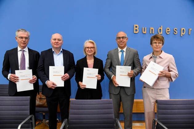 ABB BPK-GUTACHTEN - Prof. Dr. Martin Werding Prof. Dr. Achim Truger Prof. Prof. Dr. Dr. h.c. Monika Schnitzer, Vorsitzende Prof. Dr. Gabriel Felbermayr, Prof. Dr. Veronika Grimm Bericht zum Thema Vorstellung des Fruehjahrsgutachten 2026-Sachverstaendigenrat zur Begutachtung der gesamtwirtschaftlichen Entwicklung auf der BPK Bundespressekonferenz in Berlin am 27.05.2026 Berlin Deutschland *** ABB BPK GUTACHTEN Prof Dr Martin Werding Prof Dr Achim Truger Prof Prof Prof Dr Dr h c Monika Schnitzer, Chairwoman Prof Dr Gabriel Felbermayr, Prof Dr Veronika Grimm Report on the presentation of the Fruehjahrsgutachten 2026 Sachverstaendigenrat zur Begutachtung der gesamtwirtschaftlichen Entwicklung at the BPK Federal Press Conference in Berlin on 27