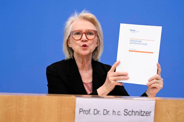 ABB BPK-GUTACHTEN - Prof. Prof. Dr. Dr. h.c. Monika Schnitzer, Vorsitzende Bericht zum Thema Vorstellung des Fruehjahrsgutachten 2026-Sachverstaendigenrat zur Begutachtung der gesamtwirtschaftlichen Entwicklung auf der BPK Bundespressekonferenz in Berlin am 27.05.2026 Berlin Deutschland *** ABB BPK GUTACHTEN Prof Prof Prof Dr Dr h c Monika Schnitzer, Chairwoman Report on the presentation of the 2026 Spring Report of the German Council of Economic Experts at the BPK Federal Press Conference in Berlin on 27 05 2026 Berlin Germany