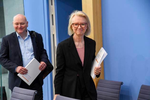 ABB BPK-GUTACHTEN Prof. Dr. Achim Truger Monika Schnitzer, Vorsitzende Bericht zum Thema Vorstellung des Fruehjahrsgutachten 2026-Sachverstaendigenrat zur Begutachtung der gesamtwirtschaftlichen Entwicklung auf der BPK Bundespressekonferenz in Berlin am 27.05.2026 Berlin Deutschland *** ABB BPK GUTACHTEN Prof Dr Achim Truger Monika Schnitzer, Chairwoman Report on the presentation of the Fruehjahrsgutachten 2026 Sachverstaendigenrat zur Begutachtung der gesamtwirtschaftlichen Entwicklung at the BPK Federal Press Conference in Berlin on 27 05 2026 Berlin Germany