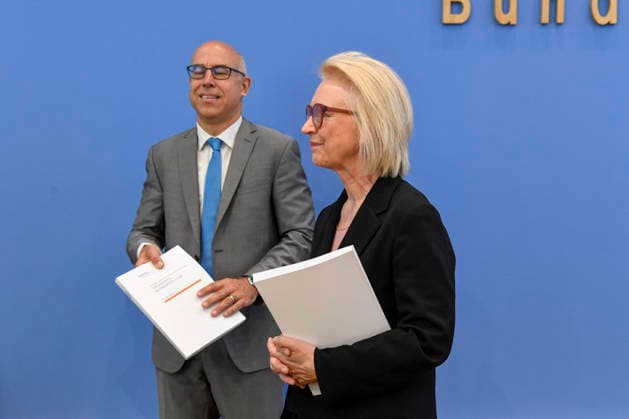 ABB BPK-GUTACHTEN - Prof. Dr. Martin Werding Monika Schnitzer, Vorsitzende Bericht zum Thema Vorstellung des Fruehjahrsgutachten 2026-Sachverstaendigenrat zur Begutachtung der gesamtwirtschaftlichen Entwicklung auf der BPK Bundespressekonferenz in Berlin am 27.05.2026 Berlin Deutschland *** ABB BPK GUTACHTEN Prof Dr Martin Werding Monika Schnitzer, Chairwoman Report on the presentation of the Fruehjahrsgutachten 2026 Sachverstaendigenrat zur Begutachtung der gesamtwirtschaftlichen Entwicklung at the BPK Federal Press Conference in Berlin on 27 05 2026 Berlin Germany