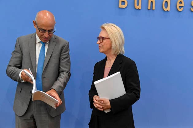ABB BPK-GUTACHTEN - Prof. Dr. Martin Werding Monika Schnitzer, Vorsitzende Bericht zum Thema Vorstellung des Fruehjahrsgutachten 2026-Sachverstaendigenrat zur Begutachtung der gesamtwirtschaftlichen Entwicklung auf der BPK Bundespressekonferenz in Berlin am 27.05.2026 Berlin Deutschland *** ABB BPK GUTACHTEN Prof Dr Martin Werding Monika Schnitzer, Chairwoman Report on the presentation of the Fruehjahrsgutachten 2026 Sachverstaendigenrat zur Begutachtung der gesamtwirtschaftlichen Entwicklung at the BPK Federal Press Conference in Berlin on 27 05 2026 Berlin Germany