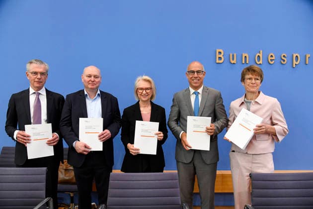 ABB BPK-GUTACHTEN - Prof. Dr. Martin Werding Prof. Dr. Achim Truger Prof. Prof. Dr. Dr. h.c. Monika Schnitzer, Vorsitzende Prof. Dr. Gabriel Felbermayr, Prof. Dr. Veronika Grimm Bericht zum Thema Vorstellung des Fruehjahrsgutachten 2026-Sachverstaendigenrat zur Begutachtung der gesamtwirtschaftlichen Entwicklung auf der BPK Bundespressekonferenz in Berlin am 27.05.2026 Berlin Deutschland *** ABB BPK GUTACHTEN Prof Dr Martin Werding Prof Dr Achim Truger Prof Prof Prof Dr Dr h c Monika Schnitzer, Chairwoman Prof Dr Gabriel Felbermayr, Prof Dr Veronika Grimm Report on the presentation of the Fruehjahrsgutachten 2026 Sachverstaendigenrat zur Begutachtung der gesamtwirtschaftlichen Entwicklung at the BPK Federal Press Conference in Berlin on 27