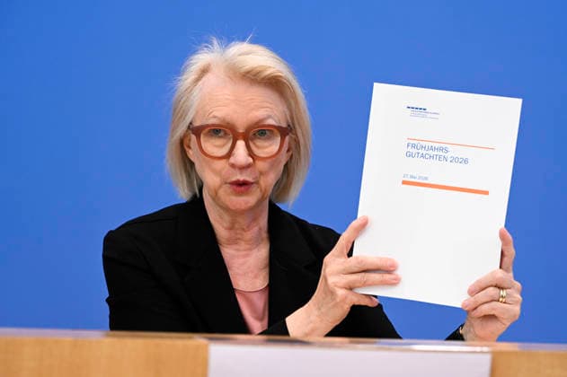 ABB BPK-GUTACHTEN - Prof. Prof. Dr. Dr. h.c. Monika Schnitzer, Vorsitzende Bericht zum Thema Vorstellung des Fruehjahrsgutachten 2026-Sachverstaendigenrat zur Begutachtung der gesamtwirtschaftlichen Entwicklung auf der BPK Bundespressekonferenz in Berlin am 27.05.2026 Berlin Deutschland *** ABB BPK GUTACHTEN Prof Prof Prof Dr Dr h c Monika Schnitzer, Chairwoman Report on the presentation of the 2026 Spring Report of the German Council of Economic Experts at the BPK Federal Press Conference in Berlin on 27 05 2026 Berlin Germany