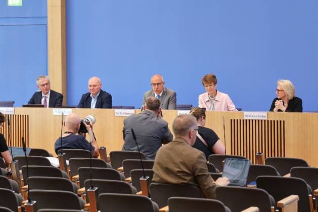 Berlin, Deutschland, 27.05.2026: Bundespressekonferenz: Vorstellung des Frühjahrsgutachten 2026 - Sachverständigenrat zur Begutachtung der gesamtwirtschaftlichen Entwicklung: L-R: Martin Werding, Achim Truger, Gabriel Felbermayr, Veronika Grimm, Monika Schnitzer *** Berlin, Germany, 27 05 2026 Federal Press Conference Presentation of the Spring Report 2026 German Council of Economic Experts L R Martin Werding, Achim Truger, Gabriel Felbermayr, Veronika Grimm, Monika Schnitzer Copyright: xdtsxNachrichtenagenturx dts_120807