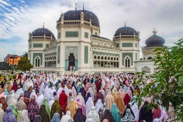 Eid al Adha in Indonesia Thousands of Muslim worshippers stand shoulder-to-shoulder, filling the historic grounds to perform the sacred Eid Al-Adha 1447 Hijri prayers at the Great Mosque of Al-Mashun in Medan, North Sumatra, on Wednesday, May 27, 2026. Set beneath the grand, century-old black domes of this architectural marvel, this year’s gathering serves as a powerful symbol of unity, devotion, and collective resilience. For the local community, bowing together in unison at one of Sumatra s oldest Islamic landmarks transcends annual ritual—it offers a profound reflection on the timeless values of sacrifice, gratitude, and deep-rooted faith in a rapidly changing world. Photo by Aditya Sutanta ABACAPRESS.COM Indonesia  Copyright: xAdityaxSutanta ABACAx