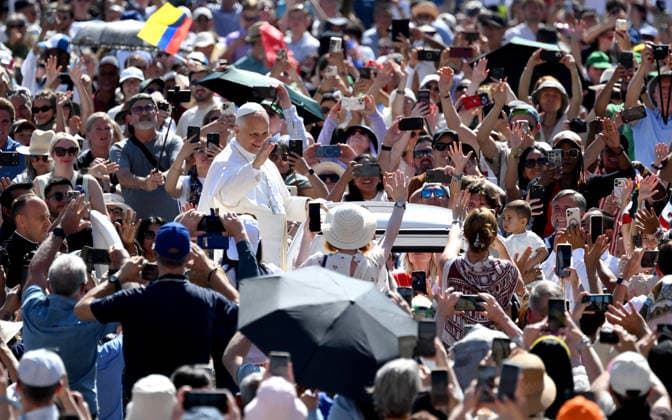 May 27, 2026, Vatican City, VATICAN CITY STATE: Pope Leo XIV arrives to lead the weekly general audience in Saint Peter™s Square, Vatican City, 27 May 2026. ANSA ETTORE FERRARI. Vatican City VATICAN CITY STATE  - ZUMAa110 20260527_zaf_a110_004 Copyright: xEttorexFerrarix