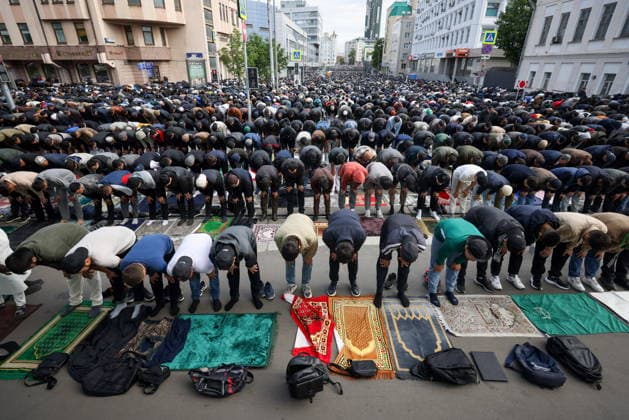 RUSSIA, MOSCOW - MAY 27, 2026: Muslims pray outside Moscow s Jumah Mosque during Eid al-Adha, the feast of the sacrifice Moscow Russia  - ZUMAt113 20260527_zaa_t113_160 Copyright: xVeronikaxZorinax