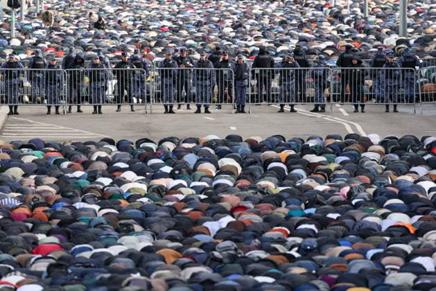 RUSSIA, MOSCOW - MAY 27, 2026: Muslims pray outside Moscow s Jumah Mosque during Eid al-Adha, the feast of the sacrifice Moscow Russia  - ZUMAt113 20260527_zaa_t113_158 Copyright: xVeronikaxZorinax