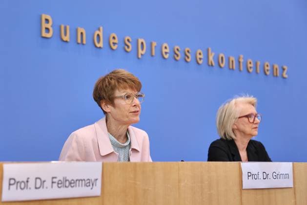 Berlin, Deutschland, 27.05.2026: Bundespressekonferenz: Vorstellung des Frühjahrsgutachten 2026 - Sachverständigenrat zur Begutachtung der gesamtwirtschaftlichen Entwicklung: Veronika Grimm und Monika Schnitzer *** Berlin, Germany, 27 05 2026 Federal Press Conference Presentation of the Spring Report 2026 German Council of Economic Experts Veronika Grimm and Monika Schnitzer Copyright: xdtsxNachrichtenagenturx dts_120819