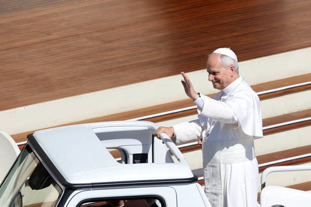 IPA85104541 - Vatican City - Italy, May 27, 2026: The pontiff s greeting to the faithful gathered in the square on the Popemobile. Pope Leo XIV presides over Wednesday General Audience in St. Peter s Square This morning thousands of faithful and pilgrims from around the world gathered in St. Peter s Square to participate in the Wednesday General Audience with Pope Leo XIV. It was a time of prayer, listening and communion that filled the square with hope, reflection and joy.  Copyright: xmarcoxiacobuccix xmarcoxiacobuccix 85104541