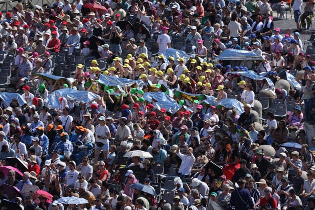 IPA85104564 - Vatican City - Italy, May 27, 2026: Pope Leo XIV presides over the Wednesday General Audience in St. Peter s Square. This morning thousands of faithful and pilgrims from around the world gathered in St. Peter s Square to participate in the Wednesday General Audience with Pope Leo XIV. It was a time of prayer, listening and communion that filled the square with hope, reflection and joy.  Copyright: xmarcoxiacobuccix xmarcoxiacobuccix 85104564