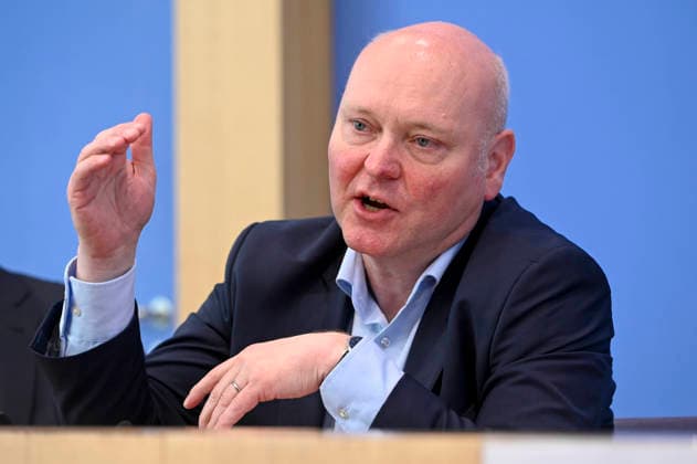 ABB BPK-GUTACHTEN - Prof. Dr. Achim Truger Bericht zum Thema Vorstellung des Fruehjahrsgutachten 2026-Sachverstaendigenrat zur Begutachtung der gesamtwirtschaftlichen Entwicklung auf der BPK Bundespressekonferenz in Berlin am 27.05.2026 Berlin Deutschland *** ABB BPK GUTACHTEN Prof Dr Achim Truger Report on the presentation of the 2026 Spring Report of the German Council of Economic Experts at the BPK Federal Press Conference in Berlin on 27 05 2026 Berlin Germany
