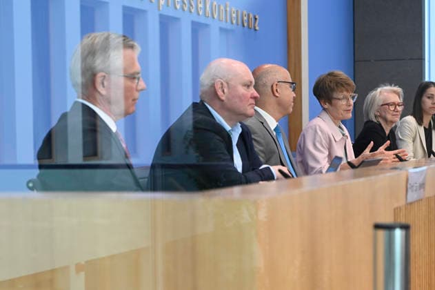 ABB BPK-GUTACHTEN - Prof. Dr. Martin Werding Prof. Dr. Achim Truger Prof. Dr. Dr. h.c. Monika Schnitzer, Vorsitzende Prof. Dr. Gabriel Felbermayr, Prof. Dr. Veronika Grimm Bericht zum Thema Vorstellung des Fruehjahrsgutachten 2026-Sachverstaendigenrat zur Begutachtung der gesamtwirtschaftlichen Entwicklung auf der BPK Bundespressekonferenz in Berlin am 27.05.2026 Berlin Deutschland *** ABB BPK GUTACHTEN Prof Dr Martin Werding Prof Dr Achim Truger Prof Dr Dr h c Monika Schnitzer, Chairwoman Prof Dr Gabriel Felbermayr, Prof Dr Veronika Grimm Report on the presentation of the Fruehjahrsgutachten 2026 Sachverstaendigenrat zur Begutachtung der gesamtwirtschaftlichen Entwicklung at the BPK Federal Press Conference in Berlin on 27 05 2026 Berlin