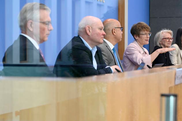 ABB BPK-GUTACHTEN - Prof. Dr. Martin Werding Prof. Dr. Achim Truger Prof. Dr. Dr. h.c. Monika Schnitzer, Vorsitzende Prof. Dr. Gabriel Felbermayr, Prof. Dr. Veronika Grimm Bericht zum Thema Vorstellung des Fruehjahrsgutachten 2026-Sachverstaendigenrat zur Begutachtung der gesamtwirtschaftlichen Entwicklung auf der BPK Bundespressekonferenz in Berlin am 27.05.2026 Berlin Deutschland *** ABB BPK GUTACHTEN Prof Dr Martin Werding Prof Dr Achim Truger Prof Dr Dr h c Monika Schnitzer, Chairwoman Prof Dr Gabriel Felbermayr, Prof Dr Veronika Grimm Report on the presentation of the Fruehjahrsgutachten 2026 Sachverstaendigenrat zur Begutachtung der gesamtwirtschaftlichen Entwicklung at the BPK Federal Press Conference in Berlin on 27 05 2026 Berlin