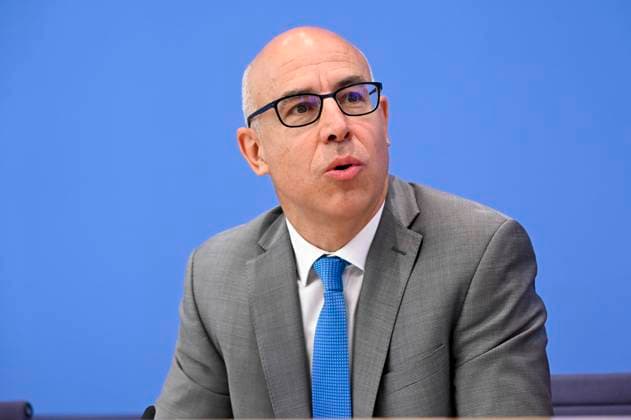 ABB BPK-GUTACHTEN- Prof. Dr. Gabriel Felbermayr Bericht zum Thema Vorstellung des Fruehjahrsgutachten 2026-Sachverstaendigenrat zur Begutachtung der gesamtwirtschaftlichen Entwicklung auf der BPK Bundespressekonferenz in Berlin am 27.05.2026 Berlin Deutschland *** ABB BPK GUTACHTEN Prof Dr Gabriel Felbermayr Report on the presentation of the 2026 Spring Report of the German Council of Economic Experts at the BPK Federal Press Conference in Berlin on 27 05 2026 Berlin Germany