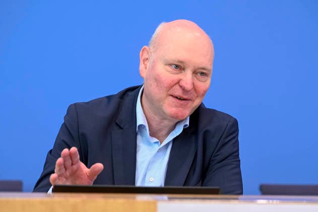 ABB BPK-GUTACHTEN - Prof. Dr. Achim Truger Bericht zum Thema Vorstellung des Fruehjahrsgutachten 2026-Sachverstaendigenrat zur Begutachtung der gesamtwirtschaftlichen Entwicklung auf der BPK Bundespressekonferenz in Berlin am 27.05.2026 Berlin Deutschland *** ABB BPK GUTACHTEN Prof Dr Achim Truger Report on the presentation of the 2026 Spring Report of the German Council of Economic Experts at the BPK Federal Press Conference in Berlin on 27 05 2026 Berlin Germany