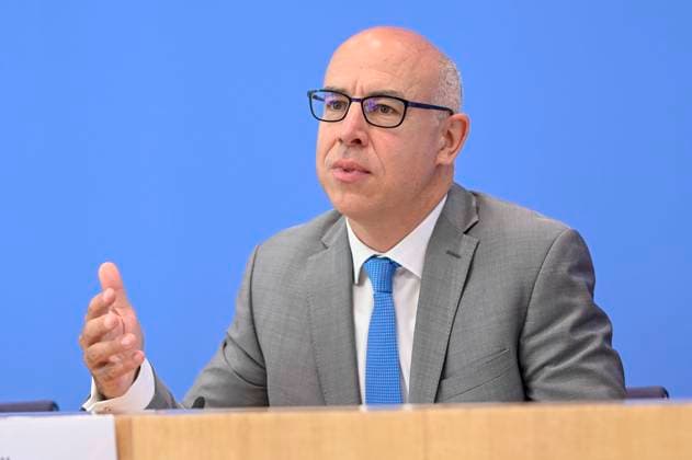 ABB BPK-GUTACHTEN- Prof. Dr. Gabriel Felbermayr Bericht zum Thema Vorstellung des Fruehjahrsgutachten 2026-Sachverstaendigenrat zur Begutachtung der gesamtwirtschaftlichen Entwicklung auf der BPK Bundespressekonferenz in Berlin am 27.05.2026 Berlin Deutschland *** ABB BPK GUTACHTEN Prof Dr Gabriel Felbermayr Report on the presentation of the 2026 Spring Report of the German Council of Economic Experts at the BPK Federal Press Conference in Berlin on 27 05 2026 Berlin Germany
