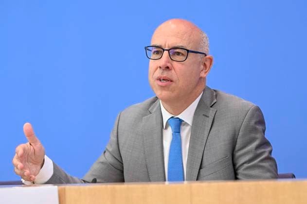 ABB BPK-GUTACHTEN- Prof. Dr. Gabriel Felbermayr Bericht zum Thema Vorstellung des Fruehjahrsgutachten 2026-Sachverstaendigenrat zur Begutachtung der gesamtwirtschaftlichen Entwicklung auf der BPK Bundespressekonferenz in Berlin am 27.05.2026 Berlin Deutschland *** ABB BPK GUTACHTEN Prof Dr Gabriel Felbermayr Report on the presentation of the 2026 Spring Report of the German Council of Economic Experts at the BPK Federal Press Conference in Berlin on 27 05 2026 Berlin Germany