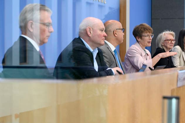 ABB BPK-GUTACHTEN - Prof. Dr. Martin Werding Prof. Dr. Achim Truger Prof. Dr. Dr. h.c. Monika Schnitzer, Vorsitzende Prof. Dr. Gabriel Felbermayr, Prof. Dr. Veronika Grimm Bericht zum Thema Vorstellung des Fruehjahrsgutachten 2026-Sachverstaendigenrat zur Begutachtung der gesamtwirtschaftlichen Entwicklung auf der BPK Bundespressekonferenz in Berlin am 27.05.2026 Berlin Deutschland *** ABB BPK GUTACHTEN Prof Dr Martin Werding Prof Dr Achim Truger Prof Dr Dr h c Monika Schnitzer, Chairwoman Prof Dr Gabriel Felbermayr, Prof Dr Veronika Grimm Report on the presentation of the 2026 Spring Report of the German Council of Economic Experts at the BPK Federal Press Conference in Berlin on 27 05 2026 Berlin Germany