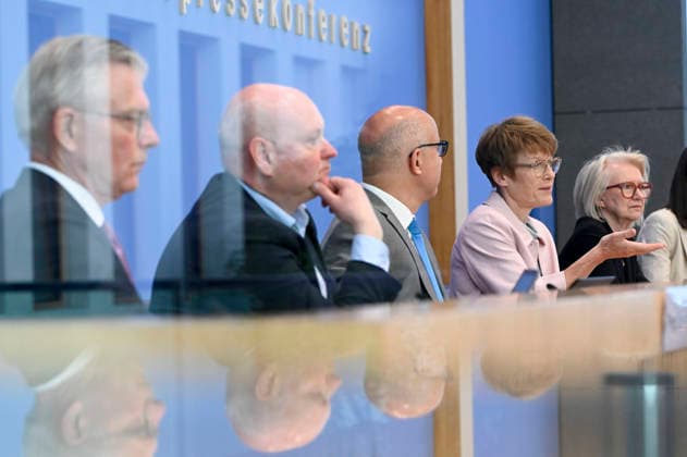 ABB BPK-GUTACHTEN - Prof. Dr. Martin Werding Prof. Dr. Achim Truger Prof. Dr. Dr. h.c. Monika Schnitzer, Vorsitzende Prof. Dr. Gabriel Felbermayr, Prof. Dr. Veronika Grimm Bericht zum Thema Vorstellung des Fruehjahrsgutachten 2026-Sachverstaendigenrat zur Begutachtung der gesamtwirtschaftlichen Entwicklung auf der BPK Bundespressekonferenz in Berlin am 27.05.2026 Berlin Deutschland *** ABB BPK GUTACHTEN Prof Dr Martin Werding Prof Dr Achim Truger Prof Dr Dr h c Monika Schnitzer, Chairwoman Prof Dr Gabriel Felbermayr, Prof Dr Veronika Grimm Report on the presentation of the 2026 Spring Report of the German Council of Economic Experts at the BPK Federal Press Conference in Berlin on 27 05 2026 Berlin Germany
